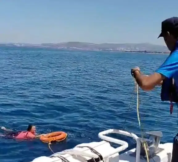 Kuşadası açıklarında akıntıya kapılan kadın son anda kurtarıldı