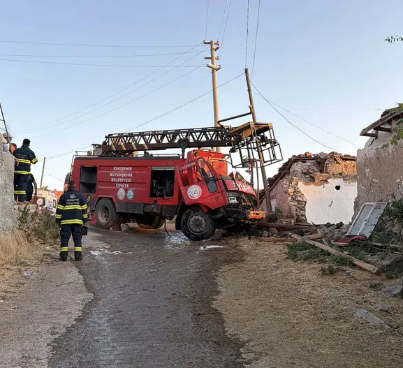 Eskişehir'de yangın dönüşü kaza 3 itfaiyeci hastanelik oldu