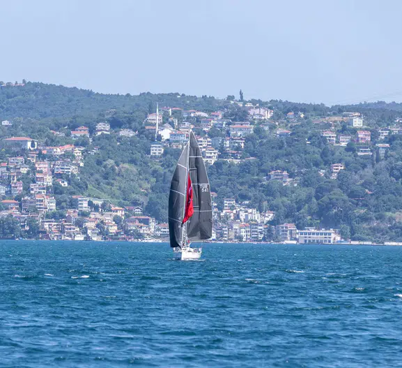 Milli yelkenci Doğukan Kandemir solo Türkiye turunda İstanbul Boğazı'nı geçti