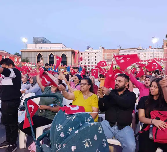 Afyonkarahisar 15 Temmuz için Zafer Kent Meydanı'nda toplandı