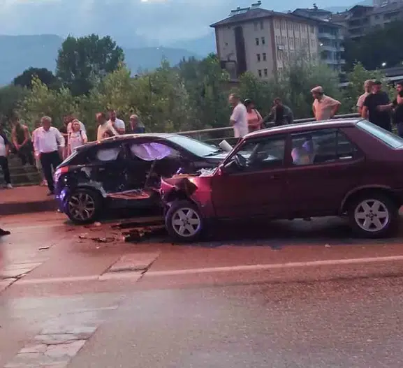 Karabük Yenice'de yağmurlu yolda kaza 4 yaralı
