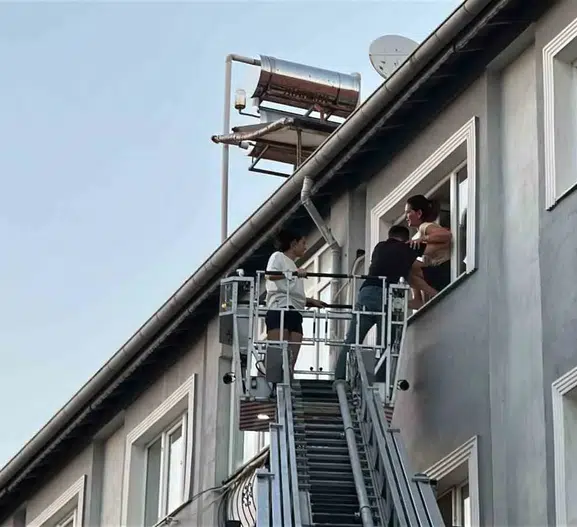 Burdur’da bir apartmanda mahsur kalan 6 kişi itfaiye ile kurtarıldı