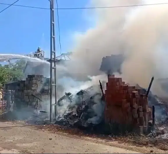 Bartın'da kavurucu sıcakta köy evini alevler yuttu