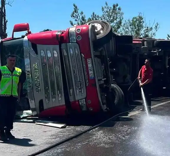 Kırıkkale yolunda kaza Orman yüklü tır devrildi