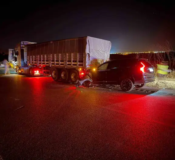 Yozgat yolunda otomobil tıra arkadan çarptı