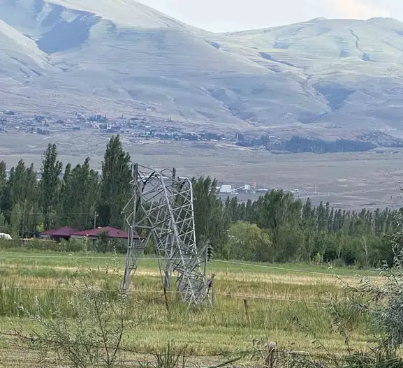 Iğdır’da şiddetli fırtına binaların çatılarını uçurdu