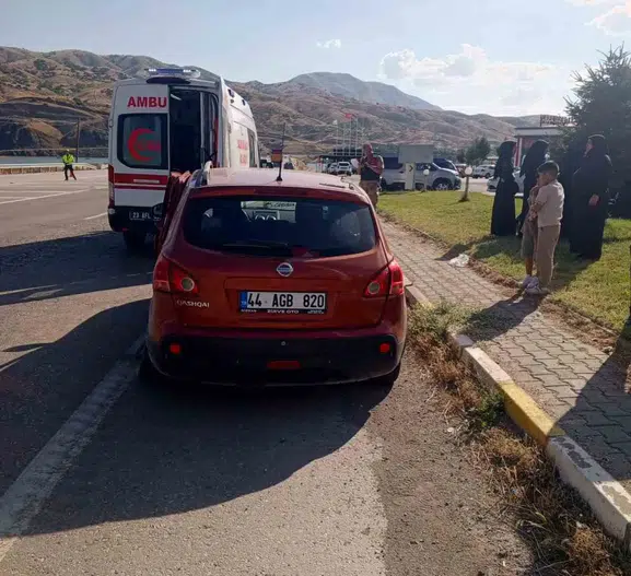 Elazığ’da iki aracın karıştığı kaza trafiği kilitledi