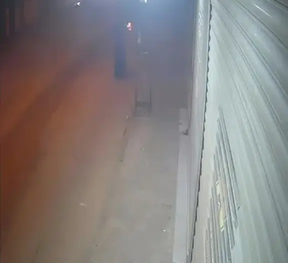 Adana'da çarşaflı saldırgan iş yerini kurşun yağmuruna tuttu
