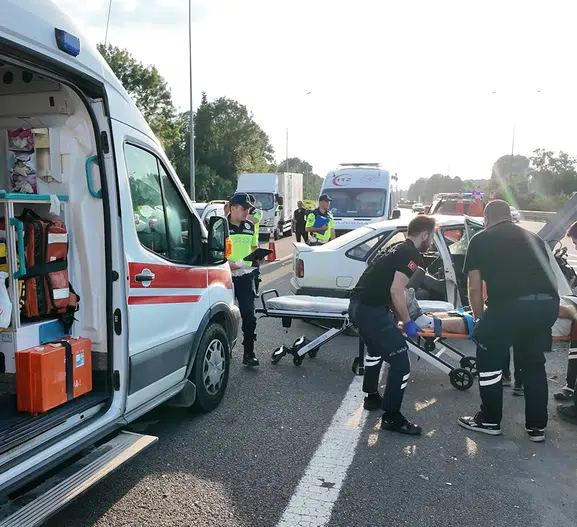 Anadolu Otoyolu’nda kaza 3 kişi yaralandı
