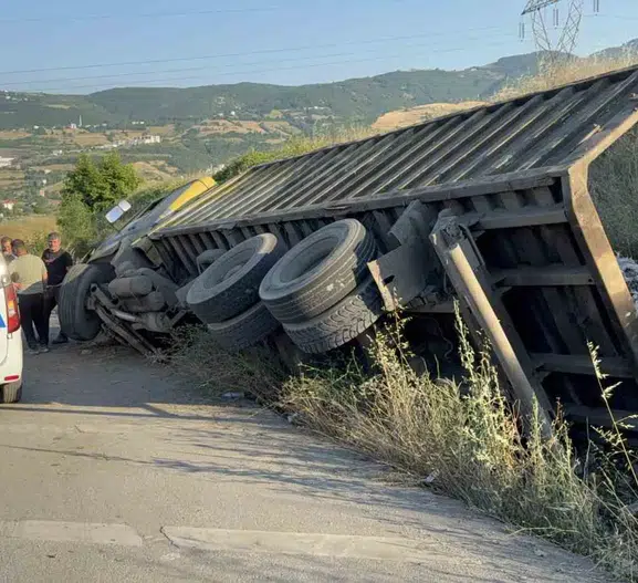 Samsun’da freni boşalan kamyon facianın eşiğinden döndü