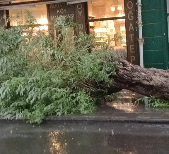 Kars sokakları sağanak altında kaldı
