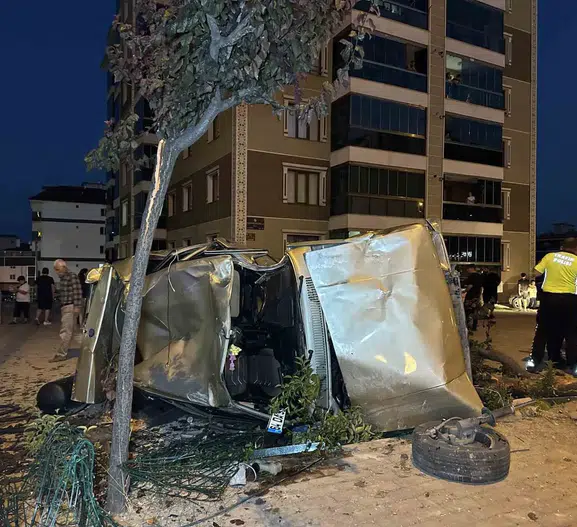 Uşak’ta kontrolden çıkan otomobil kaldırımda bekleyenlere çarptı