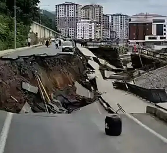 Rize’de inşaat sahasının üstündeki yol çöktü