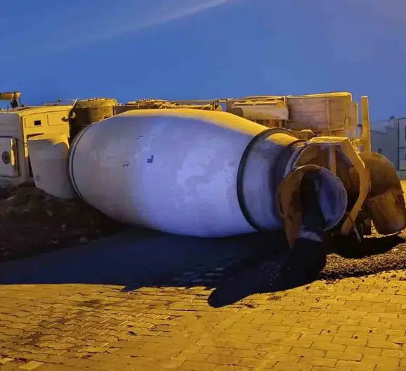 Kahramanmaraş’ta yokuş aşağı devrilen mikser trafiği karıştırdı