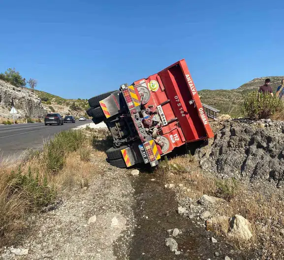 Antalya'da orman yangınına giden su ikmal aracı devrildi