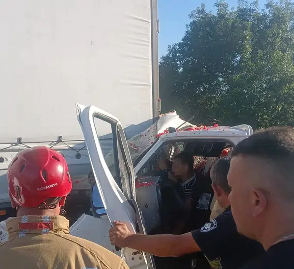 Manisa Kula yolunda kamyonet tıra çarptı