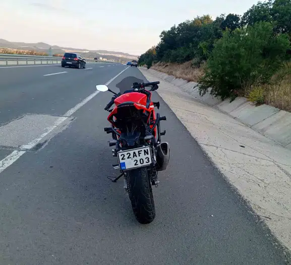 Keşan yolunda motosiklet ve otomobil çarpıştı