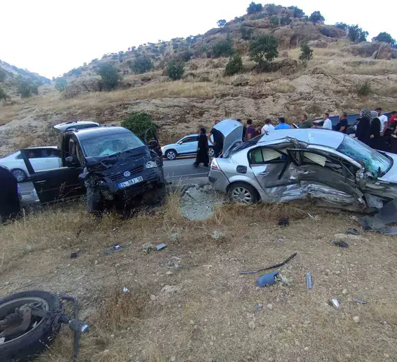 Mardin'de iki araç çarpıştı 9 kişi hastaneye kaldırıldı