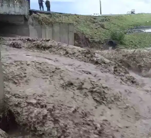 Kars’ta aşırı yağışlar köy yolunu trafiğe kapattı