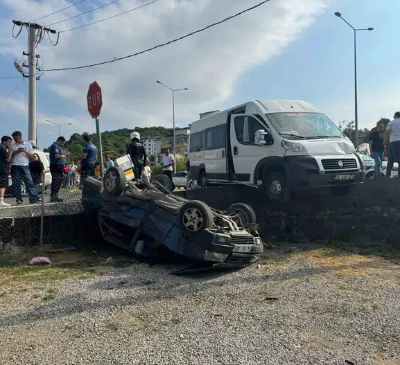 Bartın'da trafik kazası Otomobil bahçeye uçtu