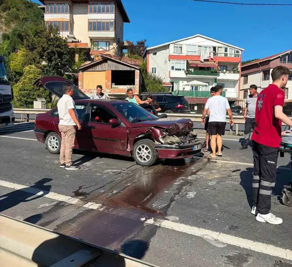 Ereğli yolunda kaza Yayaya yol veren kamyona otomobil çarptı