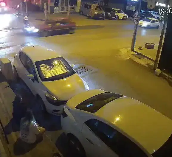 Gebze’de polis aracının burnunun dibinde kaza kamerada