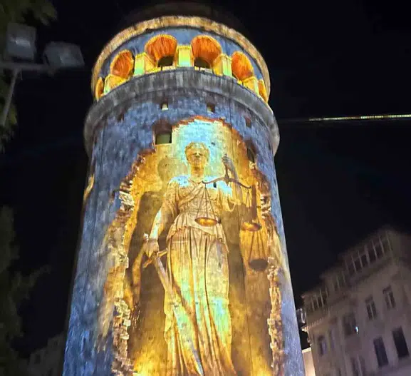 Galata Kulesi 15 Temmuz için ışıklarla donatıldı