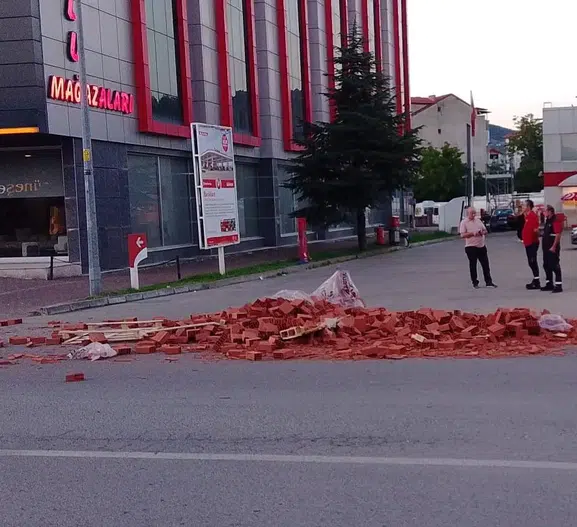 Zonguldak Çaycuma yolunda tuğla dehşeti ucuz atlatıldı