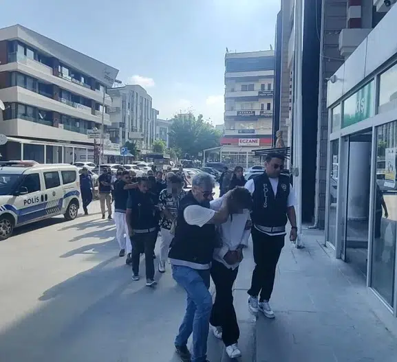 Kuşadası'nda dehşet anları Silahla vurdukları genci darbederek öldürdüler