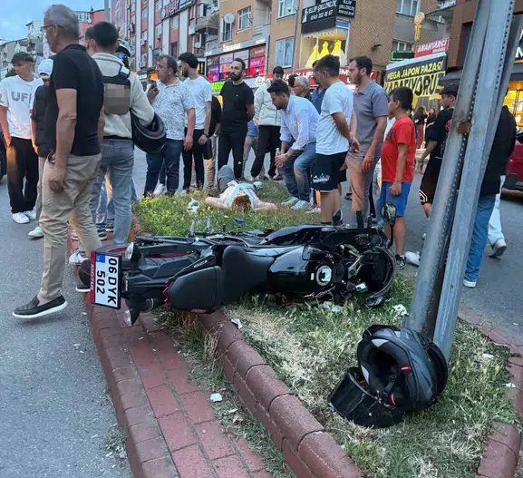 Ereğli trafiğinde motosikletli kuryeye otomobil çarptı