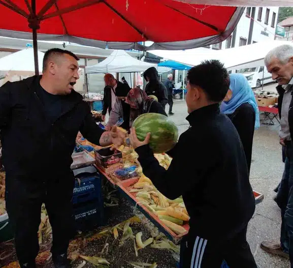Mudurnu pazarında sağanak bereketi Bir ton karpuz ücretsiz dağıtıldı