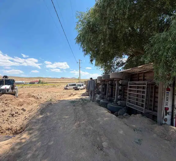 Van Başkale yolunda saman yüklü tır devrilerek trafiği kesti
