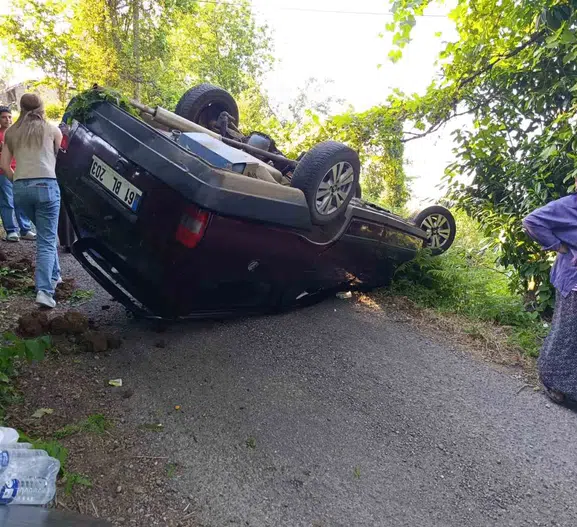 Giresun'da yokuşta geri kayan otomobil takla attı