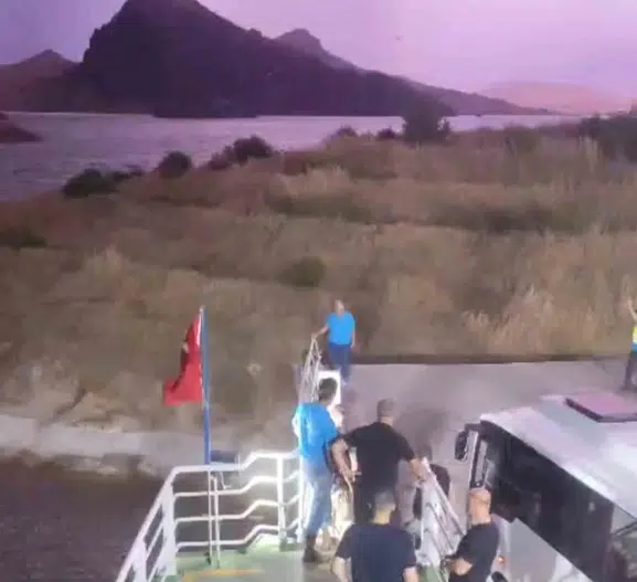 Elazığ’da fırtına feribot seferlerini zorladı