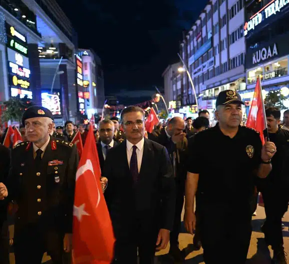Erzurum sokaklarında 107 yılın bağımsızlık ateşi yandı