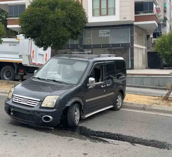 Samsun'da kontrolden çıkan araç iki metre yükseklikten yola çakıldı