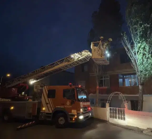 Maltepe’de fırtına ağacı binaya devirdi
