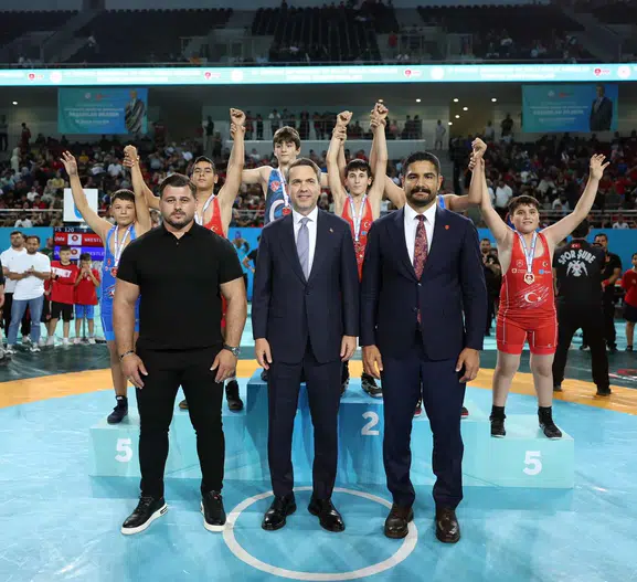 Bakan Bayraktar minik güreşçilerin heyecanına ortak oldu
