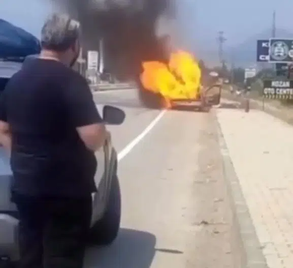 Adana Kozan yolunda seyir halindeki araç küle döndü