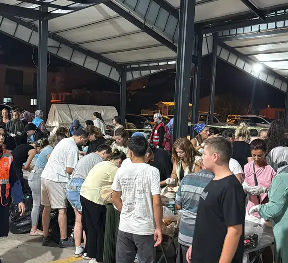 Seydikemer yangınında halk ve firmalar ekipler için seferber oldu