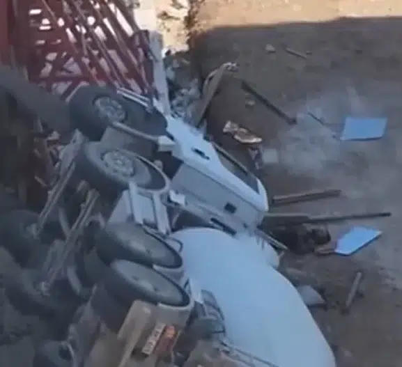 Kahramanmaraş'ta yolda oluşan çukur beton mikserini devirdi