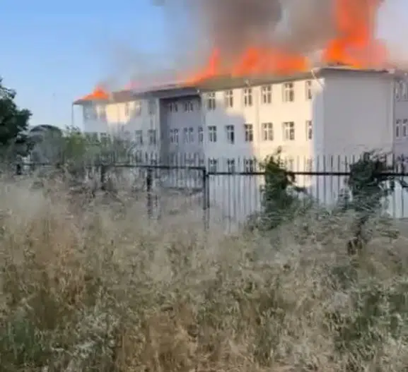 Beylikdüzü'nde okul çatısında korkutan yangın