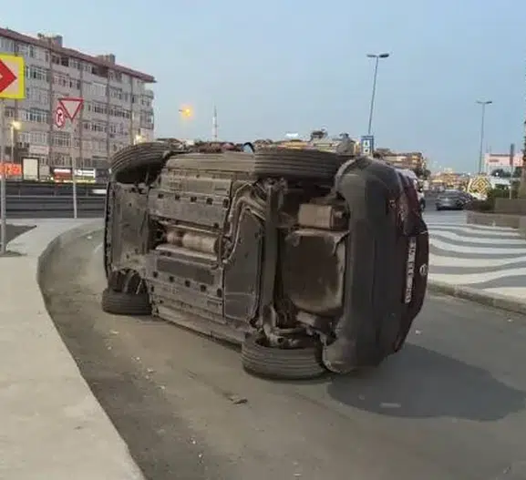Bakırköy'de direksiyon hakimiyetini kaybeden sürücü kaza yaptı