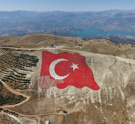 Kahramanmaraş’ta dev Türk bayrağı kış şartlarının ardından yenilendi