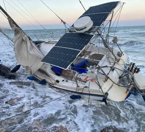 Mersin kıyılarında fırtına bir tekneyi karaya sürükledi