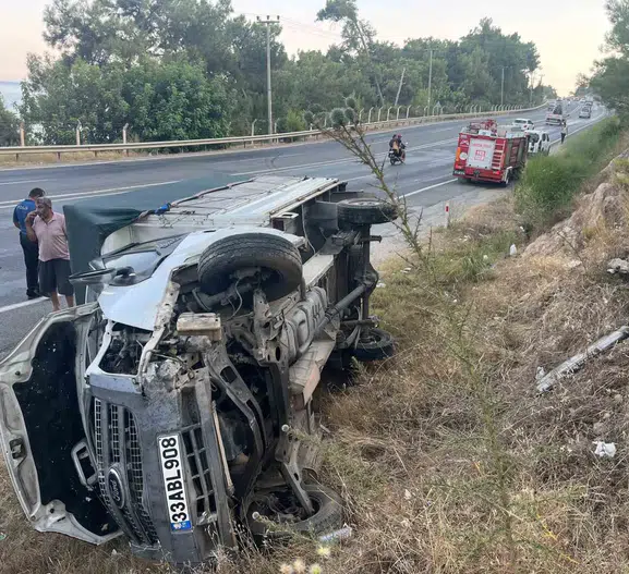Bozyazı'da kontrolden çıkan kamyonet karşı şeride uçtu