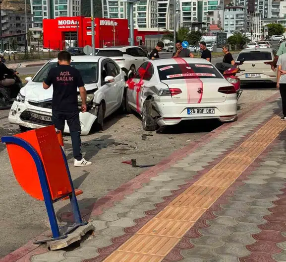 İskenderun’da gelin arabası kazaya karıştı