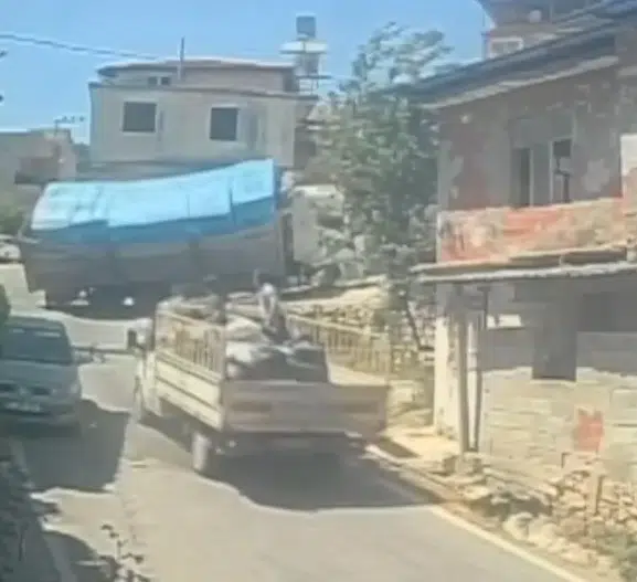 Hatay'da kontrolden çıkan kamyon devrildi