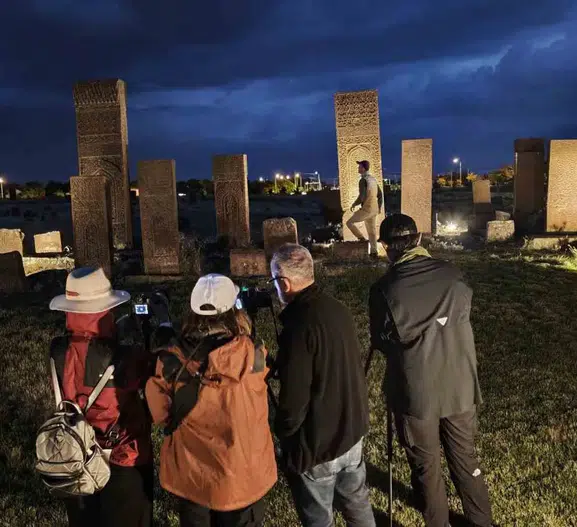 Bitlis Ahlat’taki tarihi mezarlık gece ışıklarıyla görsel şölen sunuyor