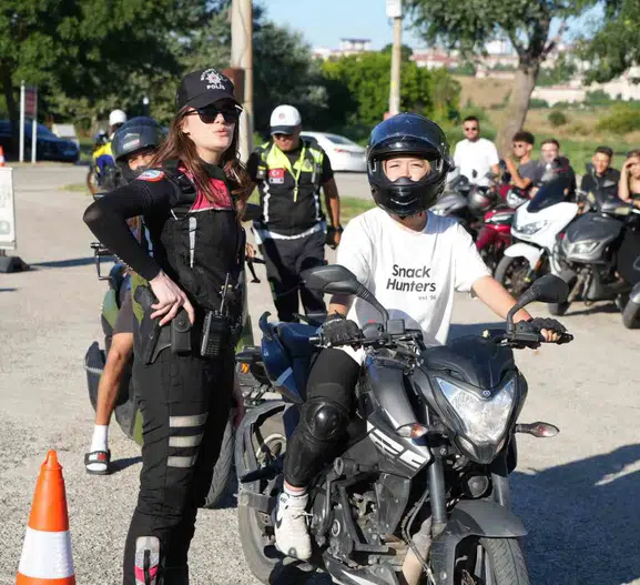 Edirne’de polis motosikletli sürücülere ceza yerine eğitim veriyor